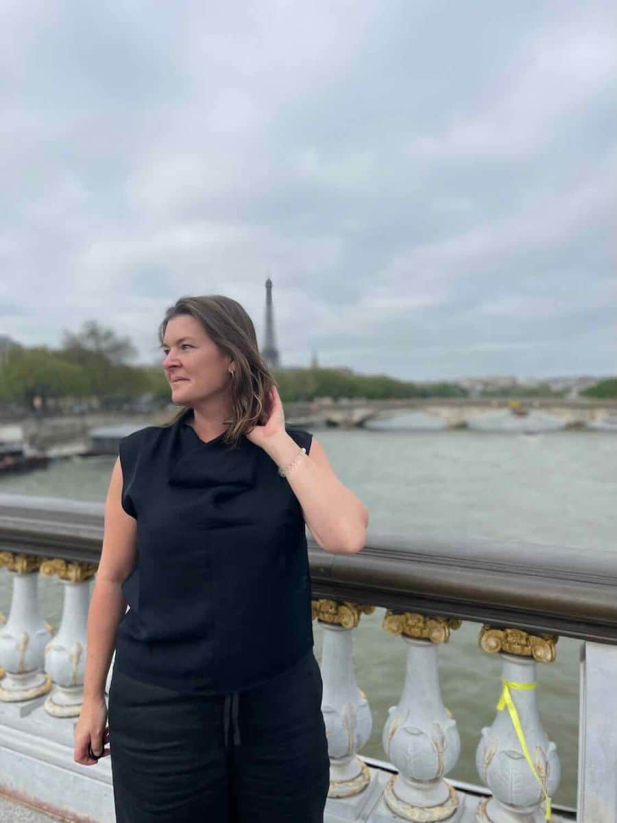 A solo woman traveling in Paris